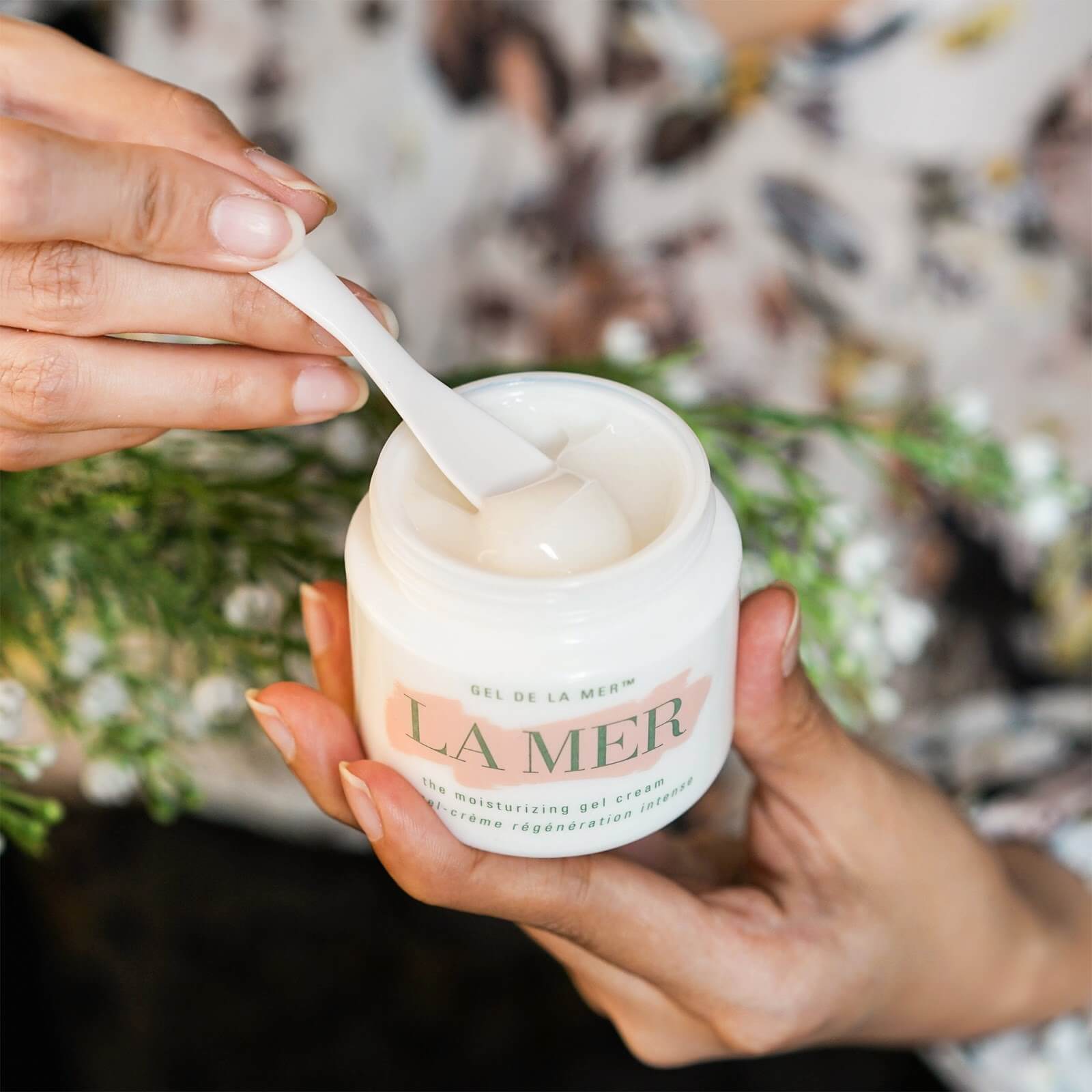 La Mer The NEW Moisturizing Cool Gel Cream ด้วยส่วนผสมหลัก Miracle Broth™ อันเป็นตำนาน ที่อยู่ในผลิตภัณฑ์ทุกสูตรของลาแมร์ จะช่วยให้สัญญาณแห่งวัยดูจากลง ผิวแลดูอ่อนเยาว์ เหมาะสำหรับทุกสภาพผิว รวมทั้งผิวที่บอบบาง  Cool คือ คำนิยามที่ Kate Hudson มอบให้กับ The Moisturizing Cool Gel Cream เนื้อเจลเย็นสบาย ที่มอบความชุ่มชื้นพร้อมสัมผัสสดชื่นให้แก่ผิว ช่วยปลอบประโลมผิว เผยผิวที่แลดูเรืองรอง สุขภาพผิวดูดี