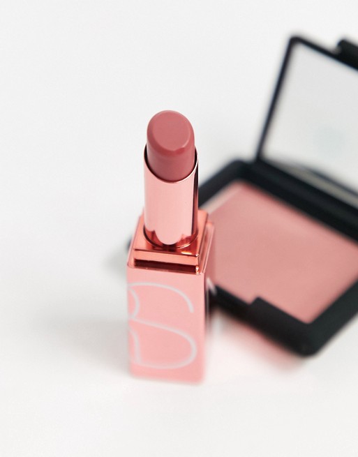 Nars Afterglow Lip Balm สี Dolce Vita ขนาดมินิ  1.1 g  ลิปบาล์มสัมผัสแห่งความเรียบเนียนและแวววาว เบาสบายอ่อนนุ่ม ให้ริมฝีปากสวยวาวเป็นธรรมชาติ   อุดมด้วยส่วนประกอบของสารต้านอนุมูลอิสระเพื่อช่วยปกป้องริมฝีปาก เติมความโดดเด่นให้ริมฝีปากด้วยสี Dolce Vita สุดฮิต 