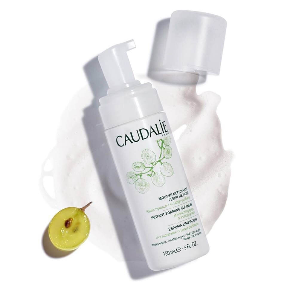 Caudalie Instant Foaming Cleanser 50 ml ฟองโฟมเนื้อนุ่มเหมาะอย่างยิ่งสำหรับผิวแพ้ง่าย ผิวธรรมดา และผิวผสม เนื้อโฟมบางเบาเปลี่ยนเป็นเนื้อมูสได้ง่าย ไม่ระคายเคือง ให้ผิวเนียนนุ่ม ไม่แห้งตึง พร้อมช่วยกระชับผิว